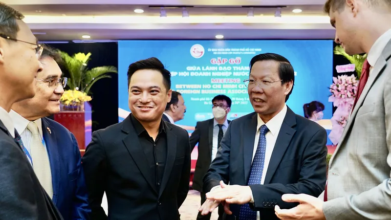 Chủ tịch UBND TPHCM Phan Văn Mãi trao đổi với các đại biểu dự chương trình “Gặp gỡ giữa lãnh đạo thành phố và Hiệp hội Doanh nghiệp nước ngoài năm 2022”. Ảnh: HOÀNG HÙNG