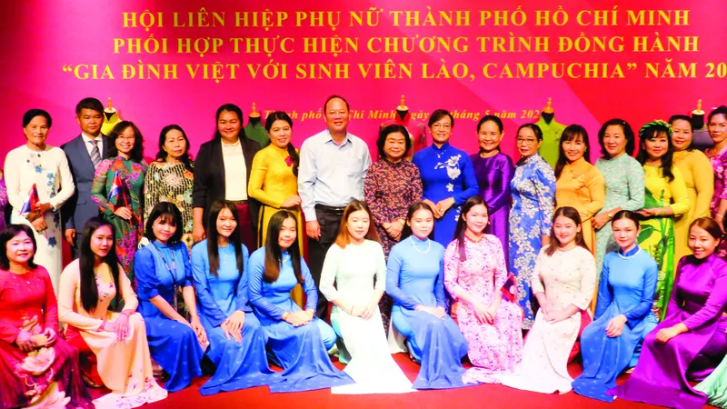 Các đồng chí Trương Mỹ Hoa, Nguyễn Thị Quyết Tâm, Nguyễn Hồ Hải cùng các đại biểu và sinh viên Lào, Campuchia tại chương trình