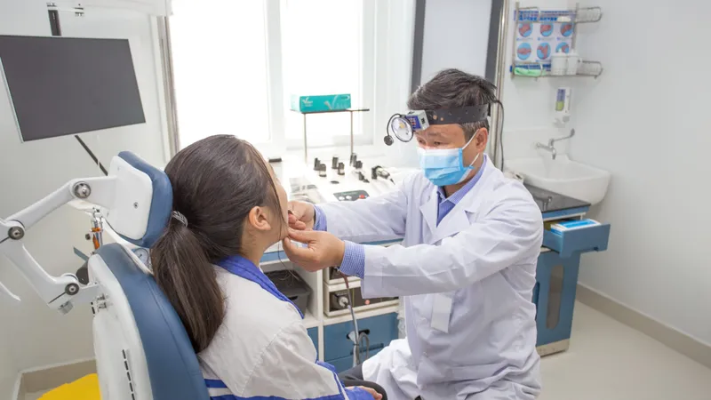 Bác sĩ khám họng cho một học sinh