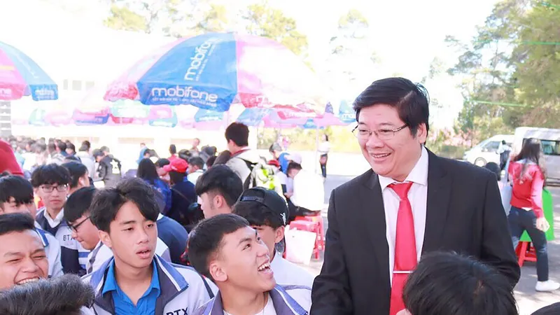 Tiến sĩ Trần Đình Lý tham gia tư vấn hướng nghiệp cho học sinh