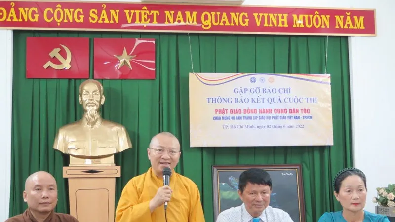 Ban tổ chức thông tin kết quả cuộc thi ảnh nghệ thuật với chủ đề “Phật giáo đồng hành cùng dận tộc”. Ảnh: hcmcpv