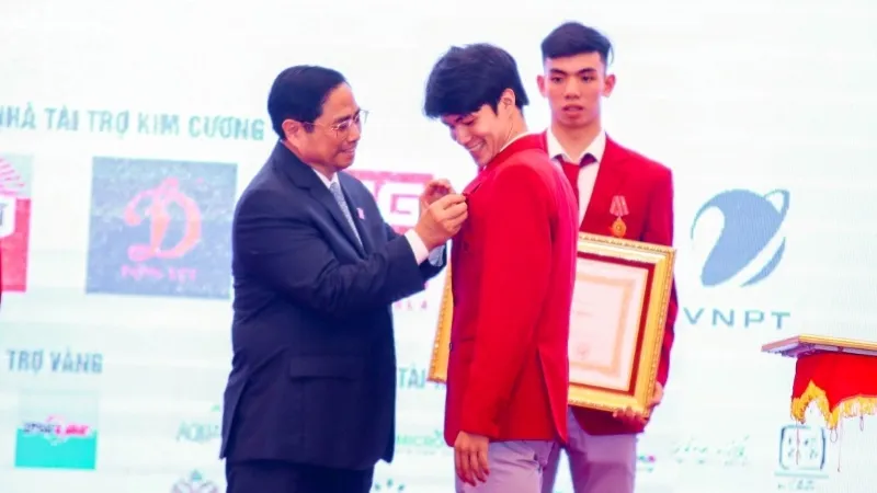 Thủ tướng Phạm Minh Chính trao Huân chương Lao động hạng Nhì cho các VĐV xuất sắc tại SEA Games 31. Ảnh: Bộ VH-TT-DL