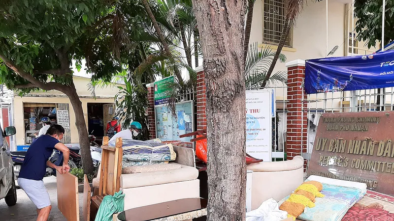 Một điểm tập kết rác thải rắn cồng kềnh tại UBND phường 10, quận Phú Nhuận, TPHCM