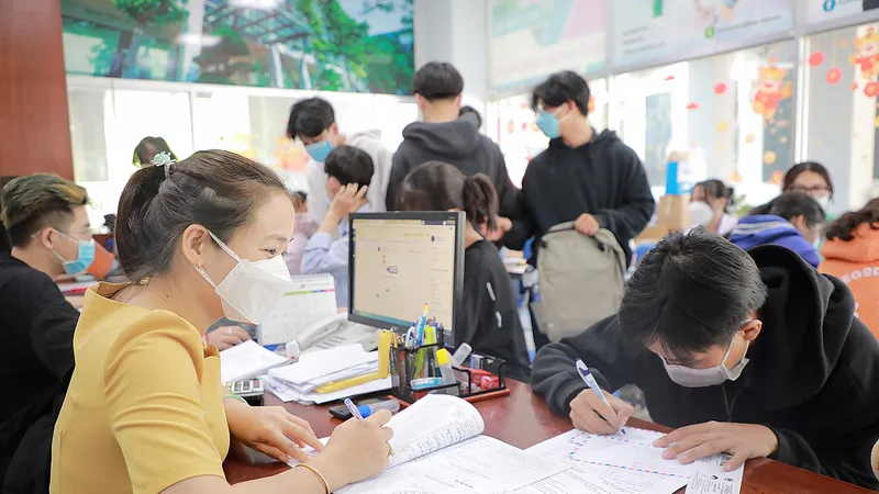Thí sinh đăng ký xét tuyển học bạ tại Trường Đại học Công nghiệp Thực phẩm TPHCM