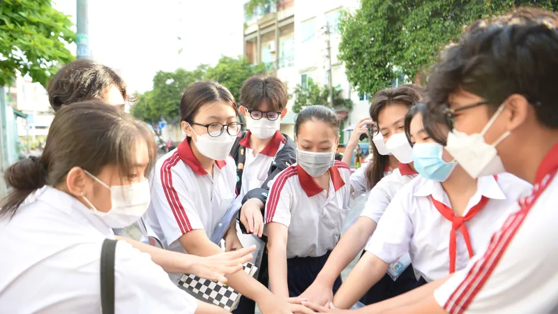 Học sinh Trường THCS Tùng Thiện Vương (quận 8) thể hiện sự quyết tâm đạt kết quả tốt môn Toán trước khi vào phòng thi. Ảnh: CAO THĂNG