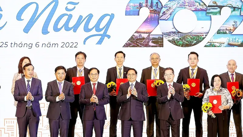 Thủ tướng Phạm Minh Chính chứng kiến lãnh đạo TP Đà Nẵng trao chứng nhận đầu tư, chứng nhận nghiên cứu khảo sát cho các doanh nghiệp. Ảnh: XUÂN QUỲNH