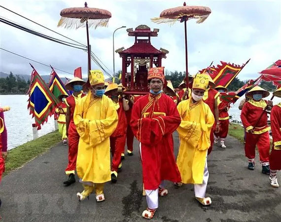 Nhân dân làng An Hải xưa và người dân huyện Côn Đảo ngày nay tổ chức Lễ giỗ bà Thứ phi Hoàng Phi Yến. Ảnh: TTXVN