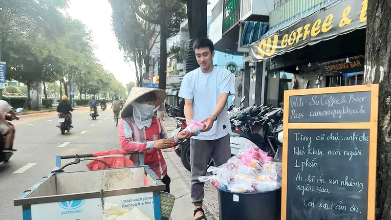 Một tuần 3 lần, quán kê chiếc bàn nhỏ phía trước, bày những túi nhỏ, mỗi túi có chai nước suối ướp lạnh, ổ bánh mì thịt