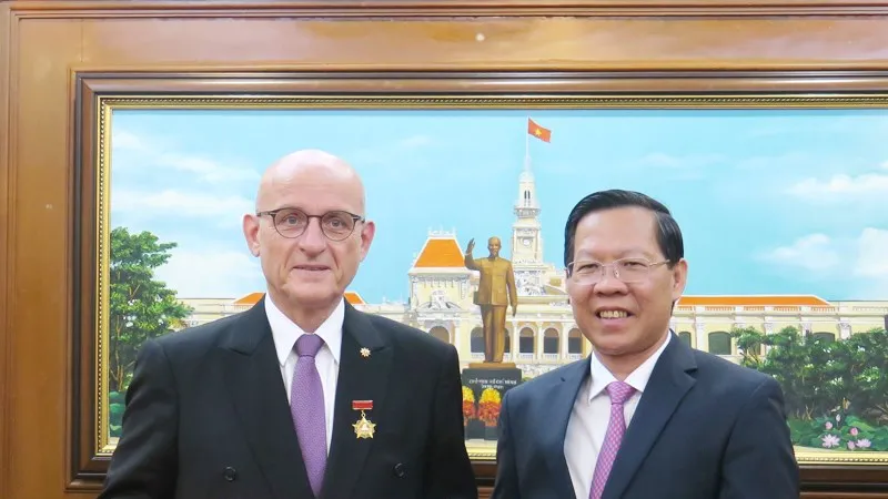 Chủ tịch UBND TPHCM Phan Văn Mãi trao Huy hiệu TPHCM cho Tổng Lãnh sự Thụy Sĩ tại TPHCM Martin Urs Maier. Ảnh: hcmcpv