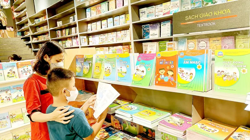 Chọn mua sách giáo khoa tại nhà sách Hải An (quận 1, TPHCM)