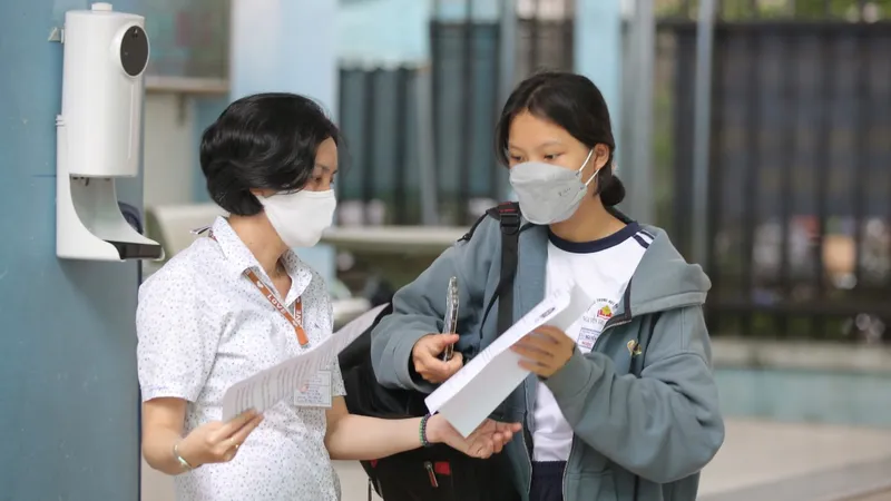 Thí sinh tại điểm thi Trường Bàn Cờ (quận 3, TPHCM), ngày 6-7-2022. Ảnh: DŨNG PHƯƠNG