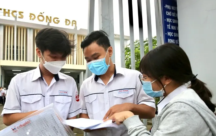 Các thí sinh tại điểm thi Trường THPT Đống Đa (quận Bình Thạnh) trao đổi sau khi kết thúc bài thi môn Anh Văn, chiều 8-7. Ảnh: DŨNG PHƯƠNG