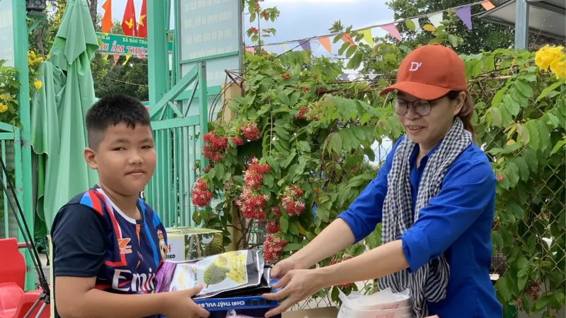 Thu gom đổi rác thải tại Ngày hội Thanh niên đồng hành cùng hàng Việt