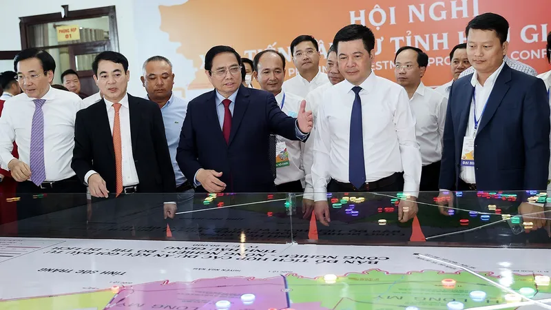 Thủ tướng Phạm Minh Chính xem mô hình quy hoạch tỉnh Hậu Giang tại Hội nghị xúc tiến đầu tư tỉnh Hậu Giang năm 2022. Ảnh: TTXVN