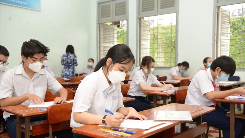 Học sinh thi lớp 10 tại điểm thi Trường THPT chuyên Lê Hồng Phong. Ảnh: CAO THĂNG