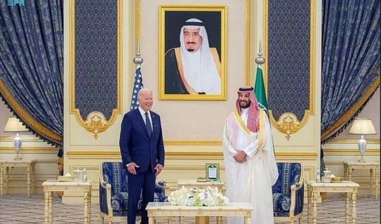 Thái tử Saudi Arabia Mohammed bin Salman Al Saud trong cuộc gặp Tổng thống Mỹ Joe Biden đang ở thăm Jeddad, ngày 15-7-2022. Ảnh: AFP/TTXVN
