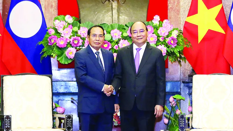 Chủ tịch nước Nguyễn Xuân Phúc tiếp Thường trực Ban Bí thư Trung ương Đảng Nhân dân cách mạng Lào, Phó Chủ tịch nước Cộng hòa dân chủ Nhân dân Lào Bounthong Chitmany. Ảnh: QUANG PHÚC
