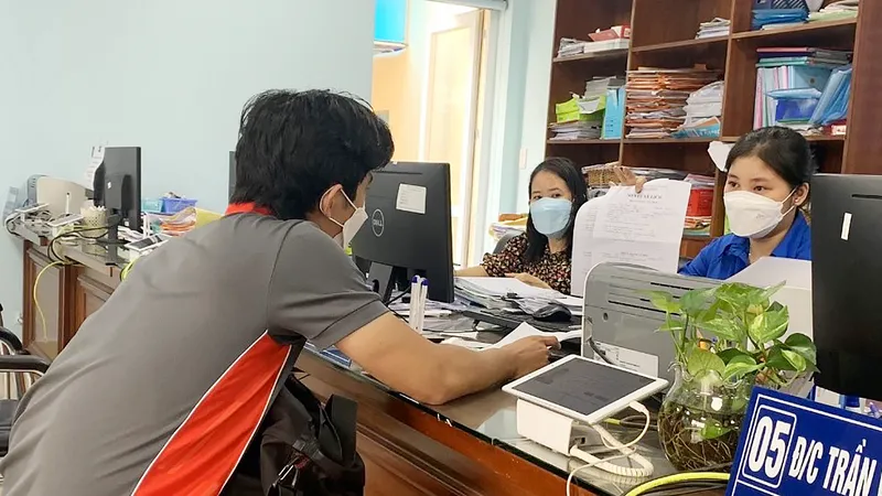 Cán bộ, công chức phường Hiệp Bình Chánh (TP Thủ Đức, TPHCM) giải quyết hồ sơ cho người dân. Ảnh: THU HƯỜNG