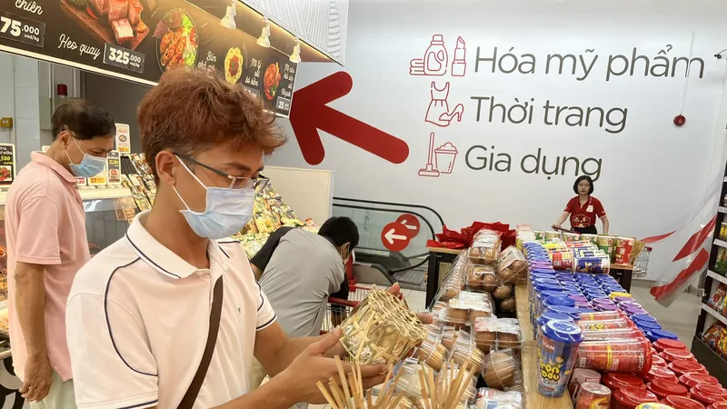 Người dân chọn mua trứng gia cầm bình ổn tại siêu thị Go! Gò Vấp (quận Gò Vấp, TPHCM) Ảnh: THI HỒNG