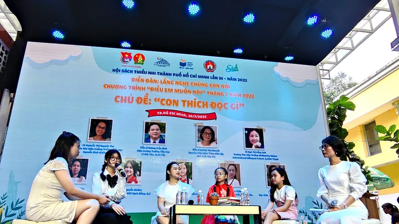 Các em nhỏ cùng chia sẻ nhu cầu đọc sách tại diễn đàn Lắng nghe chúng con nói
