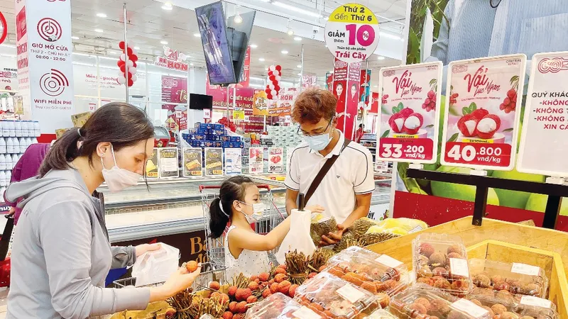 Người tiêu dùng chọn mua thực phẩm tại siêu thị Go! quận Gò Vấp, TPHCM. Ảnh: THI HỒNG