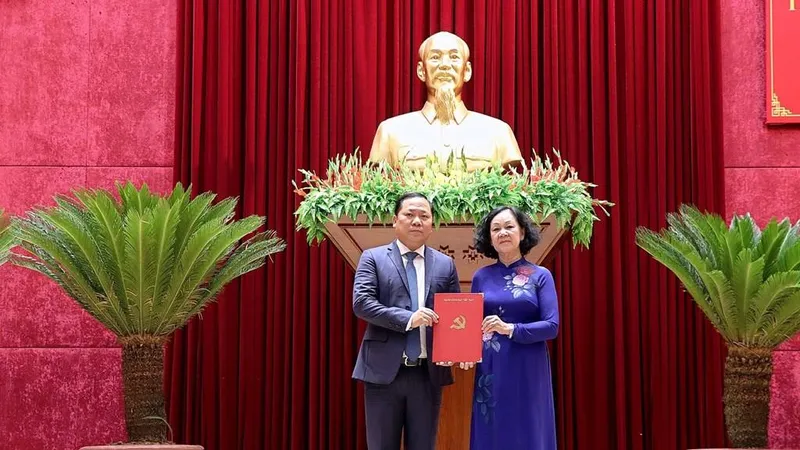 Đồng chí Trương Thị Mai trao Quyết định cho đồng chí Nguyễn Phi Long. Ảnh: TTXVN