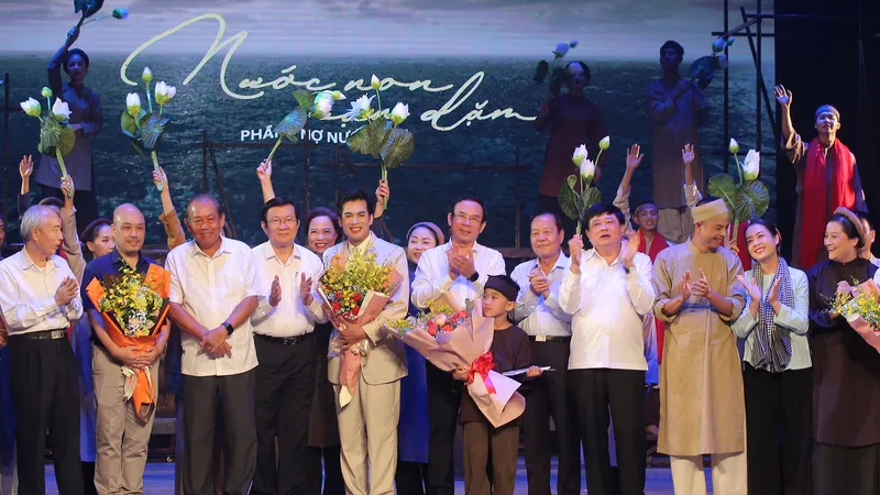 Các đồng chí lãnh đạo, nguyên lãnh đạo Đảng, Nhà nước, TPHCM với các diễn viên tham gia vở kịch hát. Ảnh: DŨNG PHƯƠNG