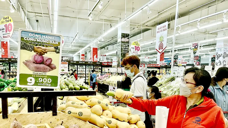 Người tiêu dùng chọn mua thực phẩm tại siêu thị Go! quận Gò Vấp, TPHCM. Ảnh: THI HỒNG 