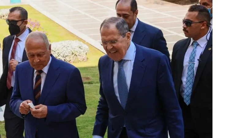 Ngoại trưởng Nga Sergei Lavrov (phải) và Tổng Thư ký Liên đoàn Arab Ahmed Aboul Gheit gặp nhau tại Cairo, Ai Cập
