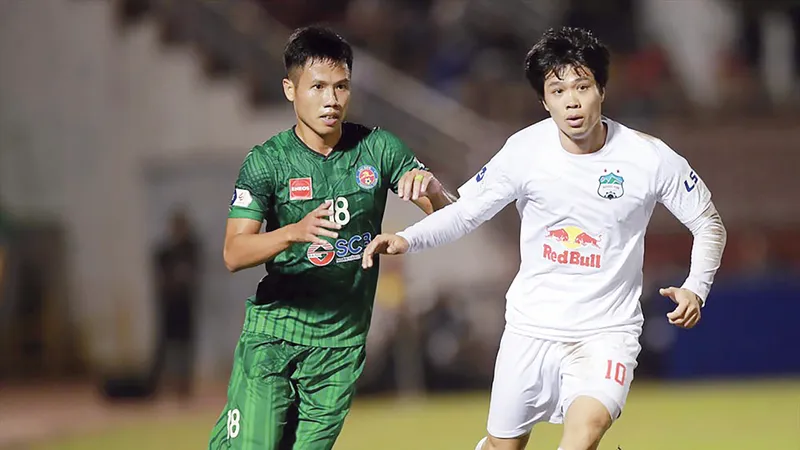 CLB TPHCM (trái) đang chơi phập phù ở V-League 2022. Ảnh: NHẬT ANH