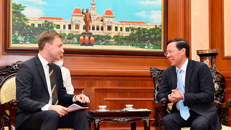 Chủ tịch UBND TPHCM Phan Văn Mãi tiếp Tổng lãnh sự Belarus Ruslan Varankou. Ảnh: VIỆT DŨNG