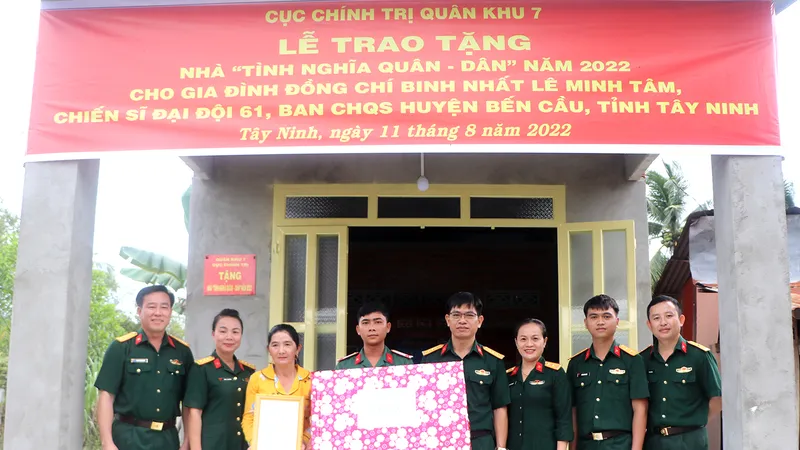 Đại tá Thái Thành Đức (bìa trái), Phó Chủ nhiệm Chính trị Quân khu 7, cùng đoàn công tác tặng quà cho gia đình binh nhất Lê Minh Tâm