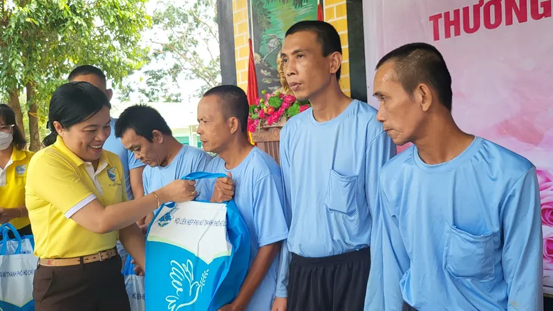 Chủ tịch Hội LHPN TPHCM Nguyễn Trần Phượng Trân tặng quà cho học viên tại trung tâm