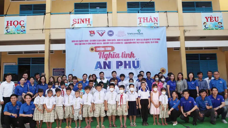 Đoàn hỗ trợ thiếu nhi khó khăn tại An Giang
