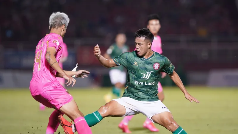 CLB Sài Gòn và TPHCM (phải) đang chơi khá trầy trật ở V-League 2022. Ảnh: DŨNG PHƯƠNG