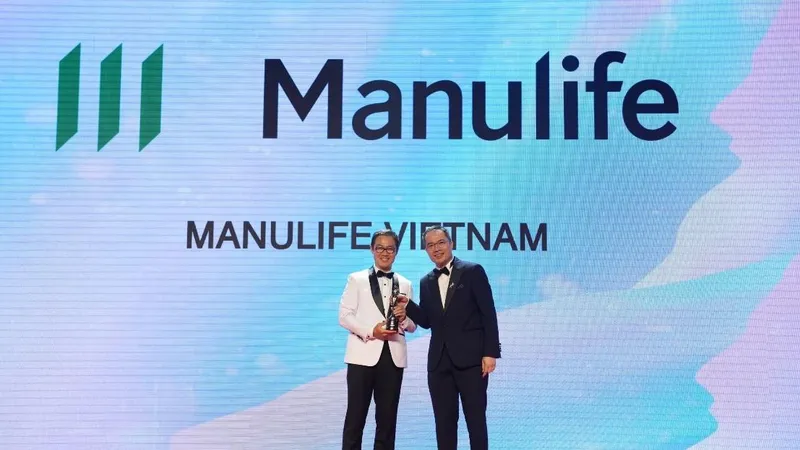 Ông Sang Lee (trái), Tổng Giám đốc Manulife Việt Nam nhận cúp vinh danh từ ban tổ chức