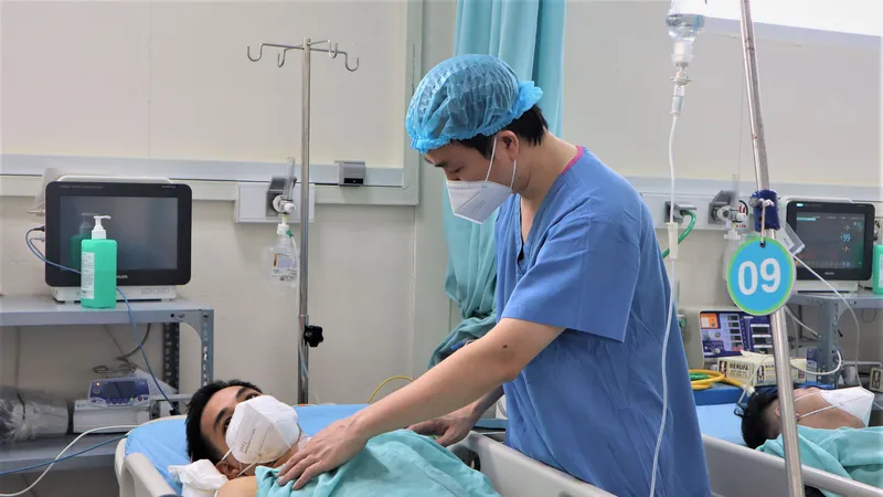 Nhân viên y tế Bệnh viện Bình Dân đang chăm sóc người bệnh