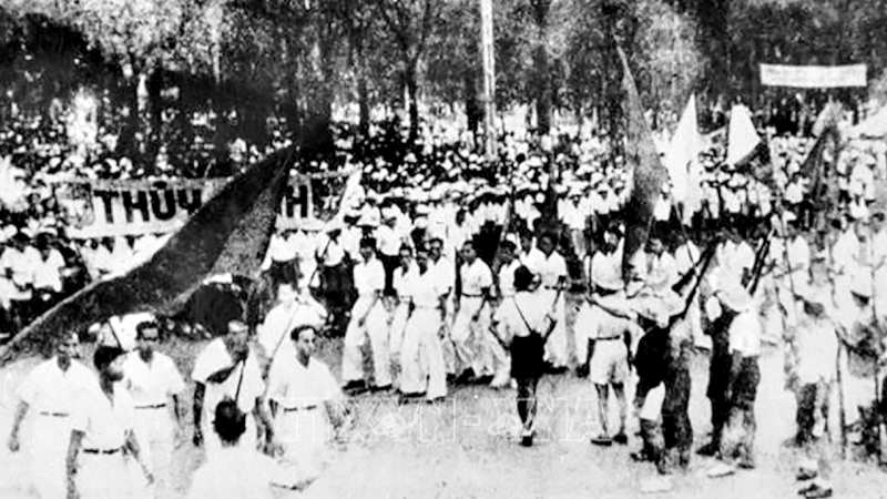 Nhân dân Sài Gòn biểu tình giành chính quyền ngày 25-8-1945. Ảnh Tư liệu