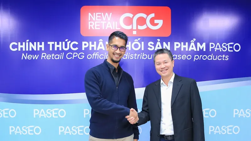 Ông Prima Manggala, Giám đốc Phát triển Kinh doanh khu vực Đông Nam Á, Tập đoàn APP cùng ông Hoàng Hải, Giám đốc Điều hành, Đồng sáng lập New Retail CPG