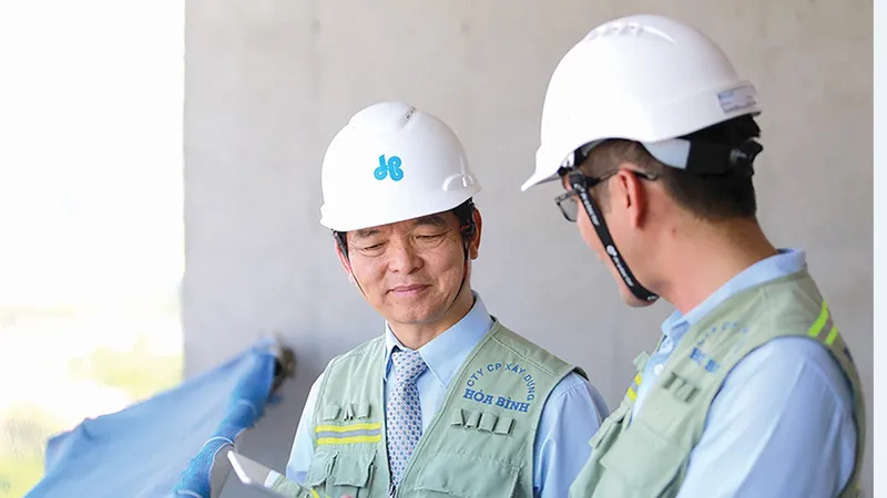 Ông Lê Viết Hải - Chủ tịch Hiệp hội Xây dựng và Vật liệu xây dựng TPHCM (SACA), Chủ tịch HĐQT Tập đoàn Xây dựng Hòa Bình tại công trường đang thi công của đơn vị