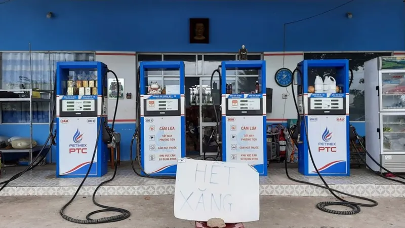 Một cây xăng ở Đồng Tháp treo bảng hết xăng. Ảnh: QUỐC BÌNH
