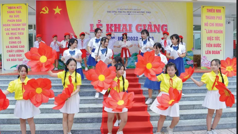 Học sinh Trường THCS Phú Thọ (quận 11, TPHCM) chuẩn bị cho ngày khai giảng năm học 2022-2023. Ảnh: CAO THĂNG