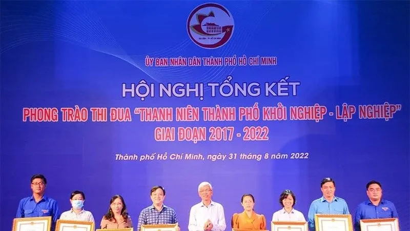 Phó Chủ tịch UBND TPHCM Võ Văn Hoan trao bằng khen cho các cá nhân, tập thể có thành tích trong phong trào khởi nghiệp - lập nghiệp. Ảnh: Tuoitrethudo