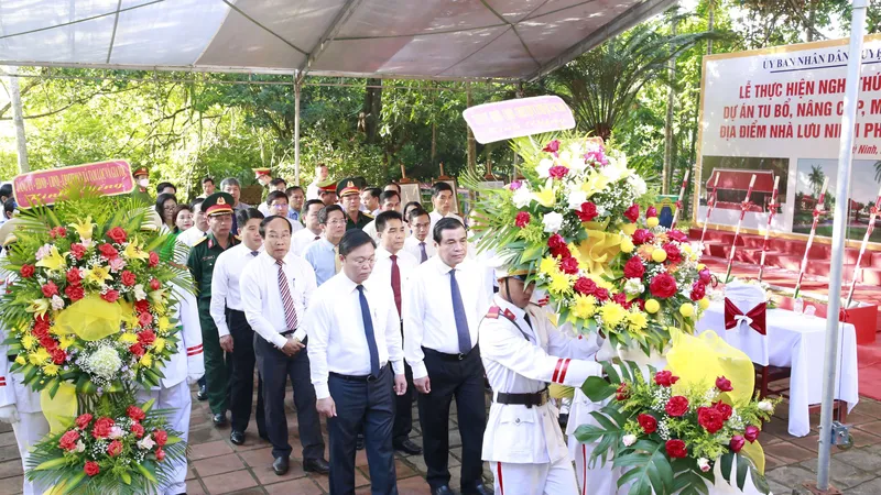 Các đại biểu tỉnh Quảng Nam dâng hoa tưởng niệm 150 năm ngày sinh của nhà yêu nước Phan Châu Trinh tại nhà lưu niệm Phan Châu Trinh. Ảnh: MINH HUY