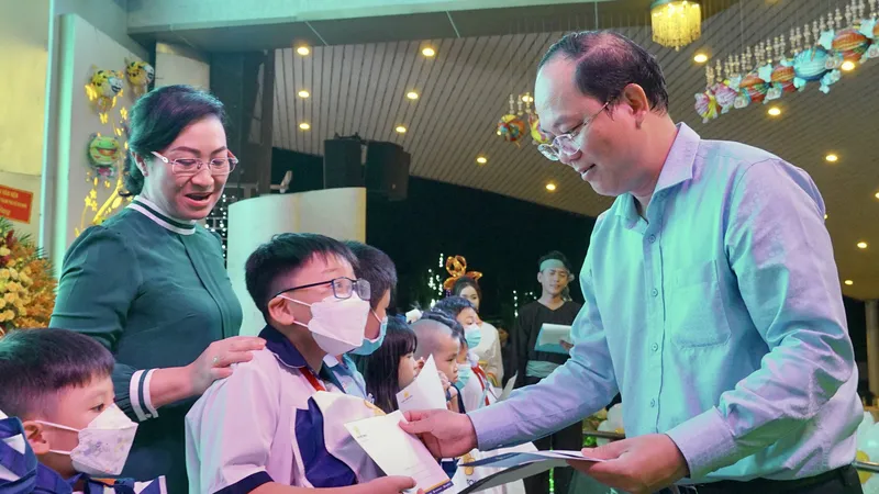 Phó Bí thư Thành ủy TPHCM Nguyễn Hồ Hải và Phó Chủ tịch UBND TPHCM Phan Thị Thắng tặng quà trẻ em mồ côi do dịch Covid-19 trong chương trình “Ngày hội Trung thu lần thứ 16”. Ảnh: HOÀNG HÙNG