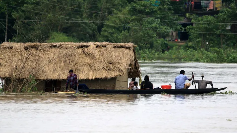 Người nghèo ở Bangladesh mưu sinh trong lũ