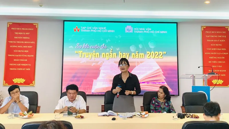Đại diện Ban tổ chức công bố các thông tin tại vòng sơ khảo cuộc thi "Truyện ngắn hay năm 2022". Ảnh: Baotintuc