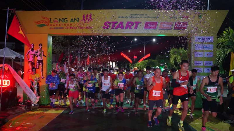 Các vận động viên cự ly 42km xuất phát đầu tiên, lúc 4 giờ sáng