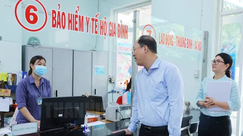 Các đồng chí thuộc Tổ Đại biểu HĐND Thành phố đơn vị số 12 khảo sát tại Bộ phận 1 cửa UBND Phường 7. Ảnh: hcmcpv