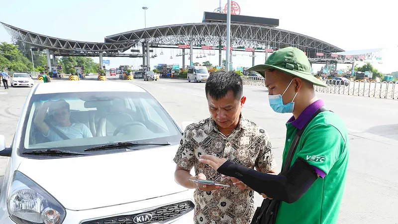 Hỗ trợ khách hàng mở tài khoản, dán thẻ ETC trên cao tốc Pháp Vân - Cầu Giẽ. Ảnh: VIẾT CHUNG